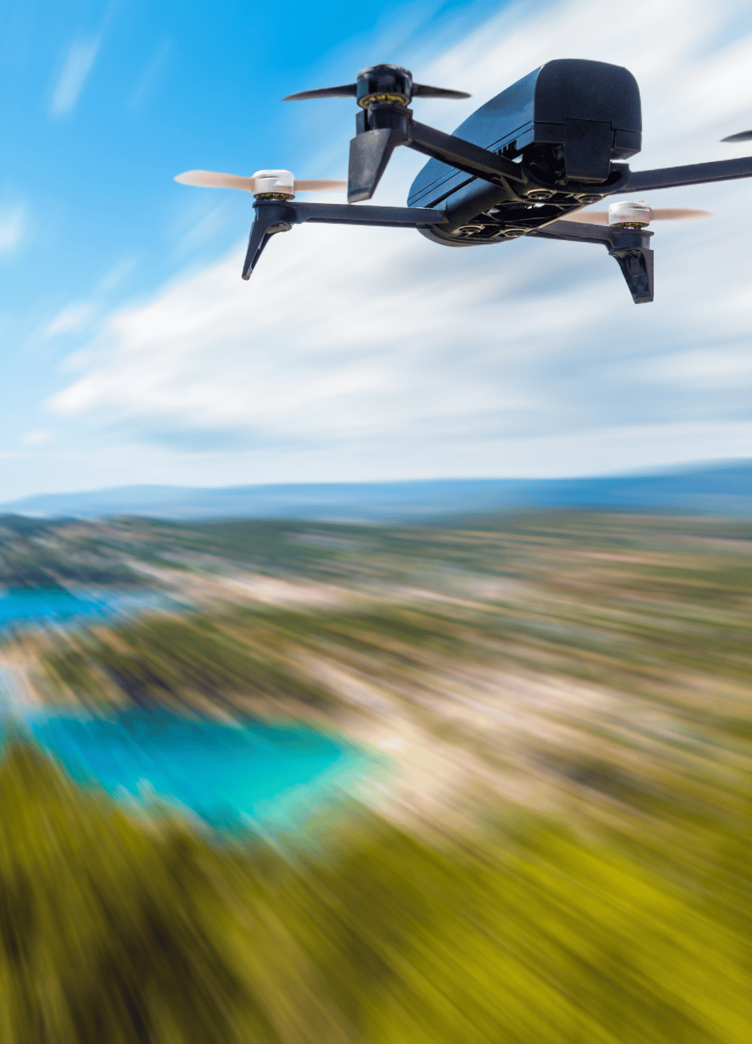 Drone FPV en vol rapide au-dessus d’une côte