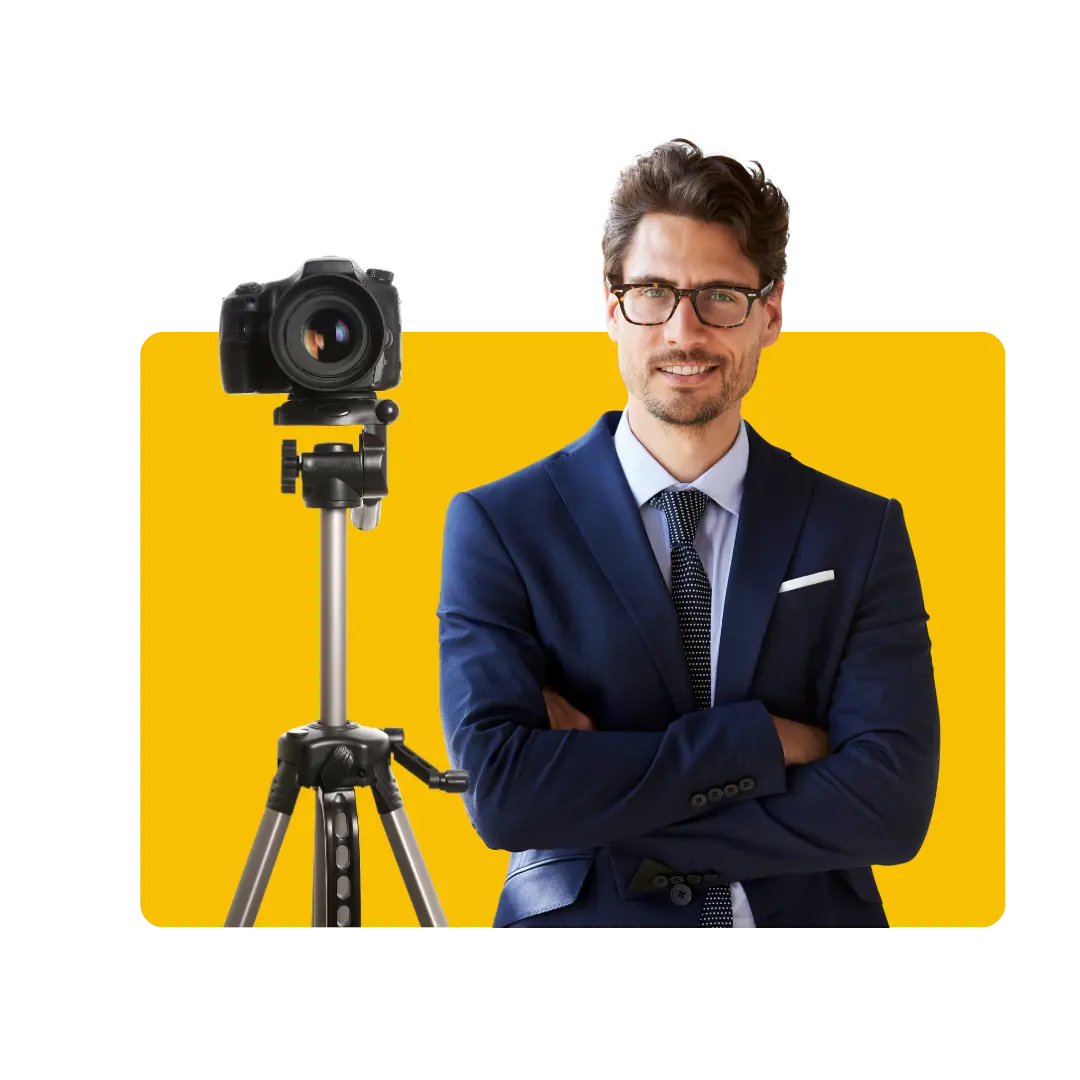 Vidéaste avec caméra sur trépied et dirigeant d’entreprise