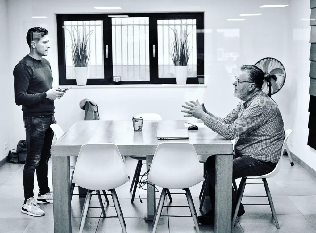 Réunion de travail Yelram avec un client dans les bureaux de l'agence à Liège